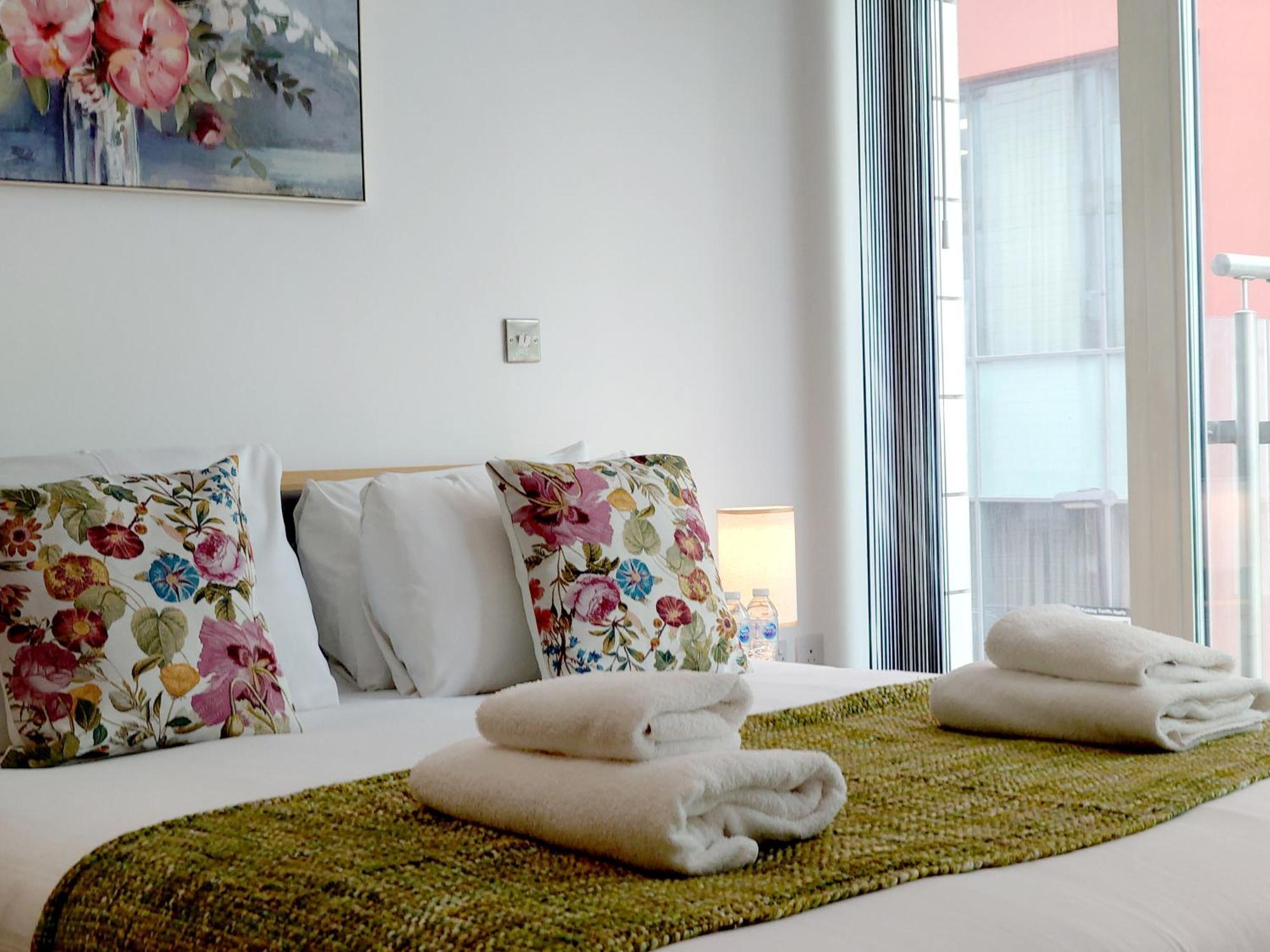 לונדון Fully Serviced Two Bed Apartment By Excel & O2 מראה חיצוני תמונה